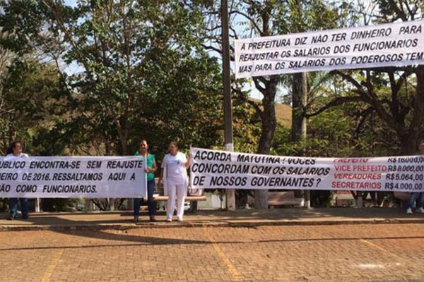 Servidores de Matutina cobram reajuste e protestam contra salários de vereadores e prefeito