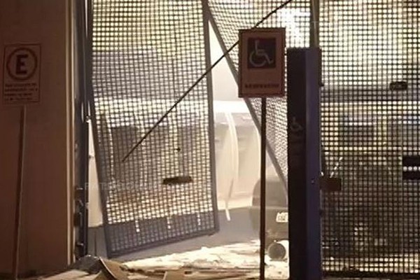 Bandidos invadem agência com carro roubado, explodem caixa e atiram na PM em Uberlândia