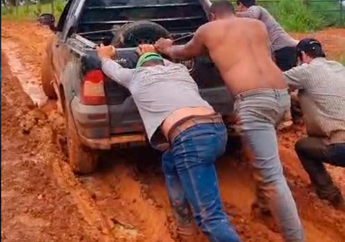 Moradores sofrem com atoleiros e cobram do DER recuperação da LMG 743