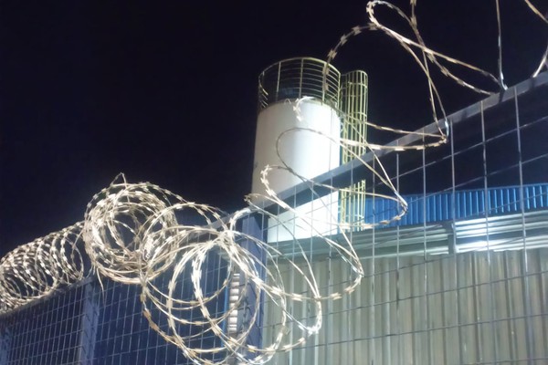 Homem arromba hipermercado, sobe no telhado, se esconde debaixo de papelões, mas acaba preso pela PM