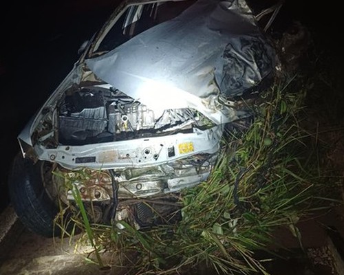 Homem morre e mulher fica ferida em acidente envolvendo dois caminhões e um carro na BR365