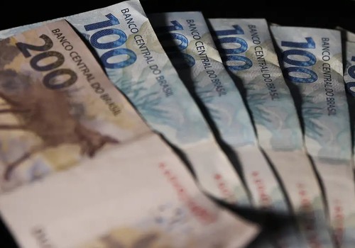 Renda média das famílias chega a R$ 2.264 e é recorde em 2025