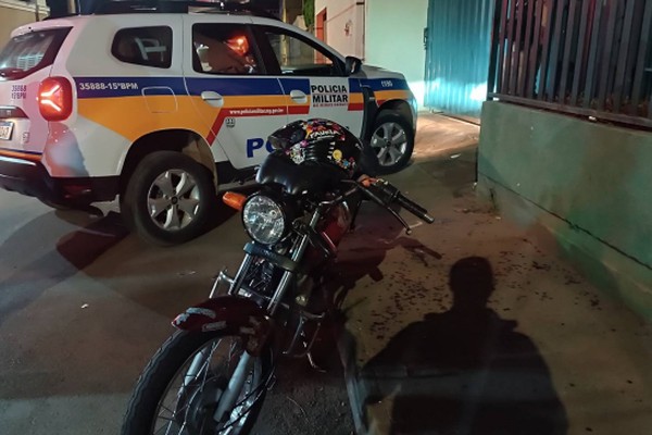 Jovem em moto barulhenta empina a roda e acaba ferido após bater em viatura