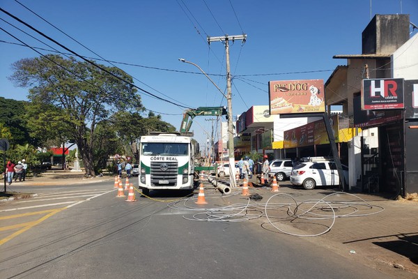 Melhorias na rede elétrica interdita vias do bairro Rosário e interrupção de serviços gera reclamação