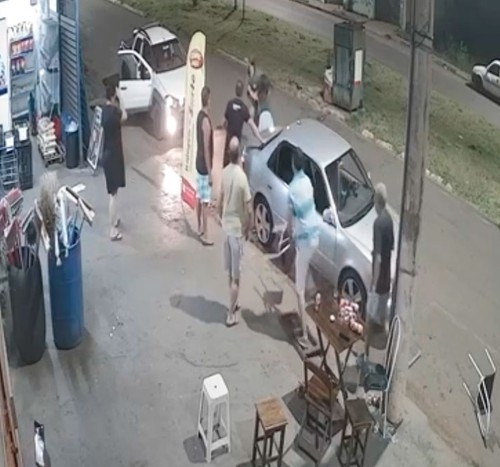 Vídeo mostra confusão que terminou com homem atropelado e prensado contra carro em Patrocínio