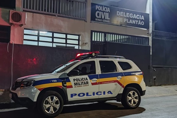 Homem agride companheira no meio da rua após confraternização e depois ameaça policiais em Patos de Minas
