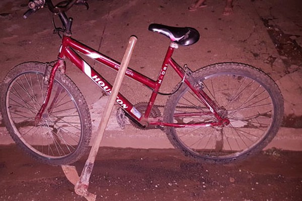 Ladrão fica cercado e deixa bicicleta e picareta para trás após arrombar bar em Patos de Minas