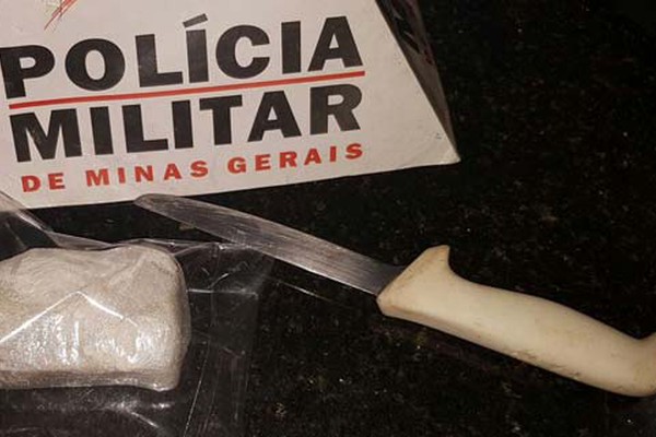 Policiais encontram tablete de maconha em Patos de Minas e levam dois para a Delegacia
