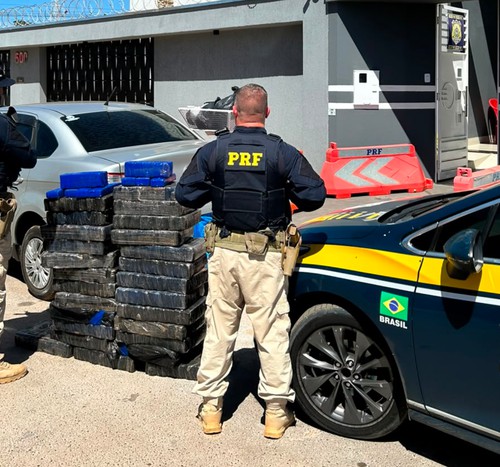 PRF de Patos de Minas e João Pinheiro interceptam Siena e apreendem 217 kg de maconha na BR-365