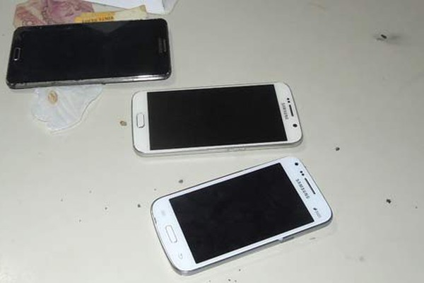 PM encontra 3 dos 40 celulares furtados de loja em Patos de Minas e abre caminho para investigações
