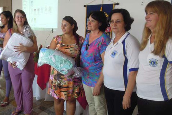 Lions Giovanini entrega diplomas e enxovais de bebês no encerramento do semestre