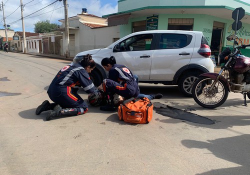 Motociclista é socorrido após bater em carro que avançou parada obrigatória, em Patos de Minas