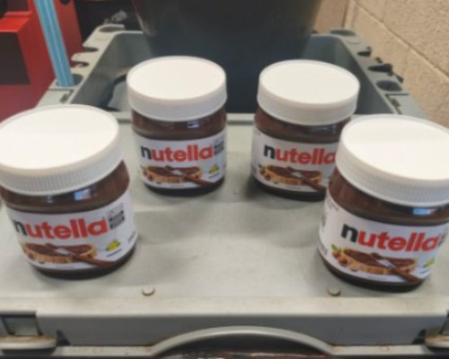 Mulher é flagrada colocando potes de nutella dentro da bolsa em supermercado de Patos de Minas