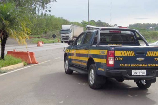 Polícia Rodoviária reforça a fiscalização nas estradas para evitar acidentes no Carnaval