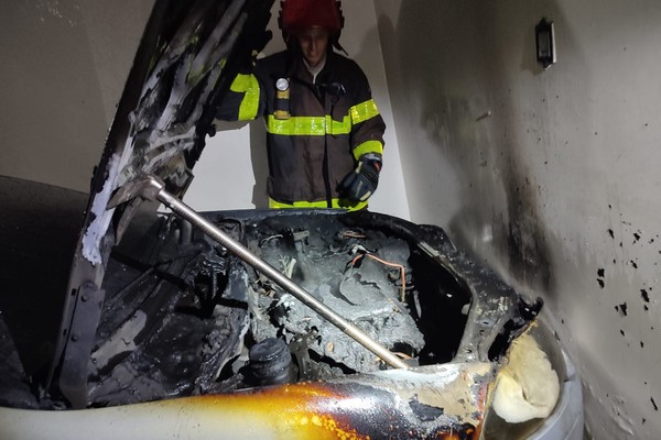 Carro pega fogo após ser estacionado na garagem de casa em Patos de Minas