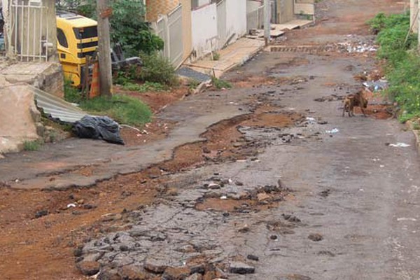 Chuvas e obras inacabadas deixam moradores da rua Eliza Pereira ilhados e indignados