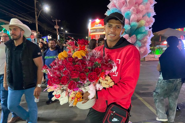 Dia dos namorados está próximo: jovem vende flores para casais na Fenamilho 2026; veja ao vivo