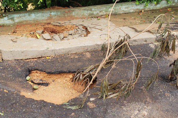 Menos de uma semana após reparos, rede de esgoto volta a abrir buraco na rua Rio Grande do Sul