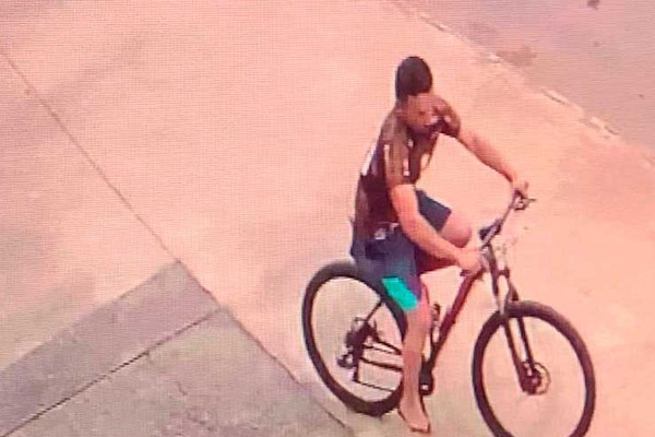 Furto de bicicleta em Patos de Minas causa indignação; imagens mostram suspeito do furto