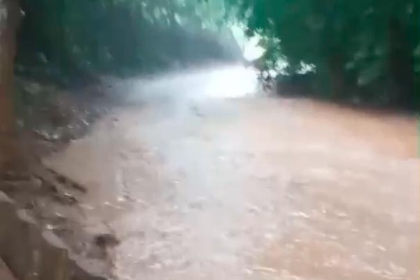 Estrada vira rio e forma cachoeira em propriedade rural de Patos de Minas; veja