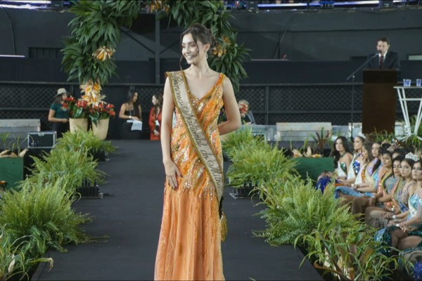 Glória Marra, Princesa Nacional do Milho 2024, mostra sua simpatia e beleza na passarela; veja ao vivo