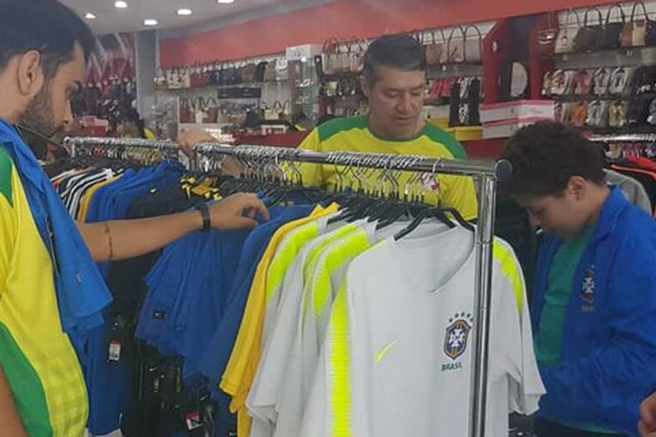 Horas antes da estreia do Brasil na Copa do Mundo, patenses preparam torcida pela seleção