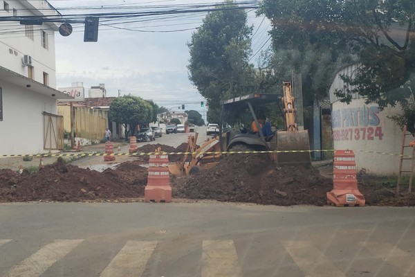 Copasa volta a abrir a rua Joaquim das Chagas para fazer reparos na rede e interdita trânsito