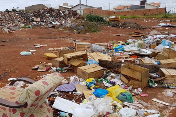 Moradores do Barreiro continuam a conviver com lixão a céu aberto mantido pela Prefeitura