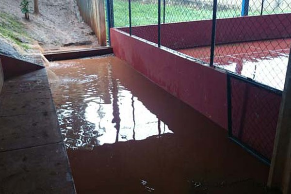 Escola Municipal fica alagada depois de chuva e prejudica alunos em Patos de Minas