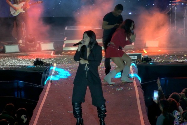 Day e Lara atendem presentes e fazem fotos na passarela; veja ao vivo