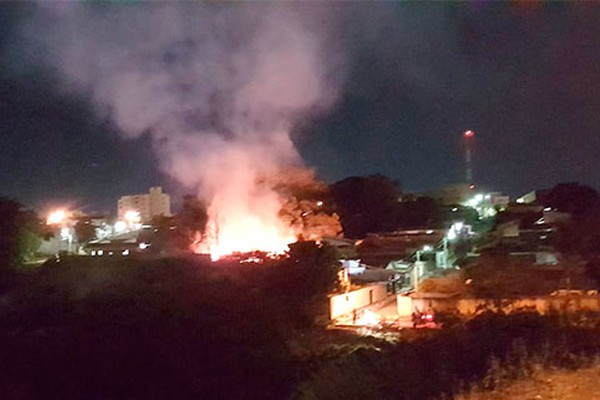Incêndio atinge Bambuzal e deixa rastro de destruição no bairro Nossa Senhora das Graças