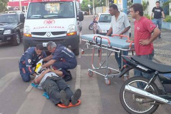 Acidente na rua Major Gote deixa motociclista ferido e dificulta o trânsito