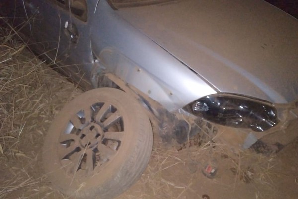 Motorista de 29 anos é presa por embriaguez após carro sair da pista e se chocar contra placa na LMG 743