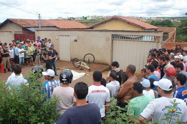 Dupla em moto abre fogo e mata ciclista de 19 anos no Sebastião Amorim