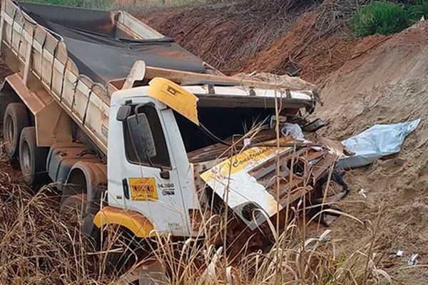 Motorista de empresa de materiais de construção morre após bater em outro caminhão e caminhonete 
