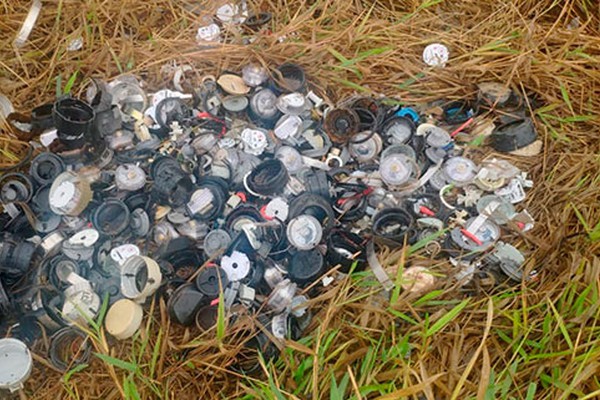 Dezenas de peças de hidrômetros aparecem jogadas em área próxima ao Rio Paranaíba