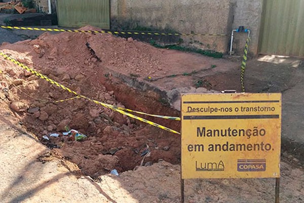 Moradores reclamam de buraco feito pela Copasa há um mês e cobram providências em Patos de Minas