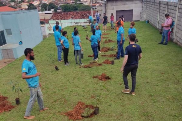 Com o apoio do IEF, voluntários plantam mudas de árvores em Unidade de Saúde da Família