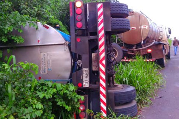 Reboque de bitrem tomba e motorista é multado por trafegar com pneu liso na BR 365