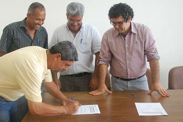 Prefeito Municipal Pedro Lucas assina duas ordens de serviço no valor de mais de R$250 mil