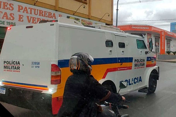 Veículo blindado da Polícia Militar chama a atenção da população nas ruas de Patos de Minas