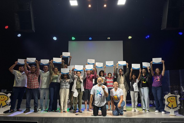Igreja Videira de Patos de Minas celebra batismo com fé e carreata festiva pelas ruas da cidade