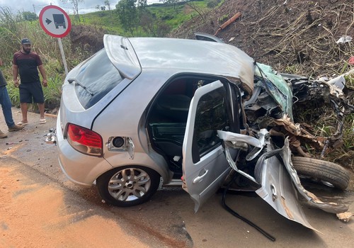 Mulher fica gravemente ferida após colisão entre carro e caminhão na MGC354, em Patos de Minas