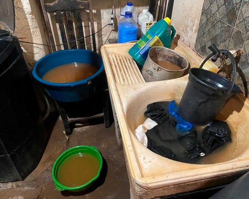 Moradores reclamam de água barrenta saindo das torneiras; Copasa afirma que é potável
