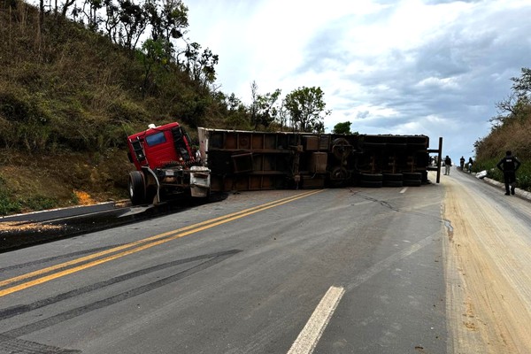 Carreta tomba na BR 365 após atingir barranco e interdita rodovia