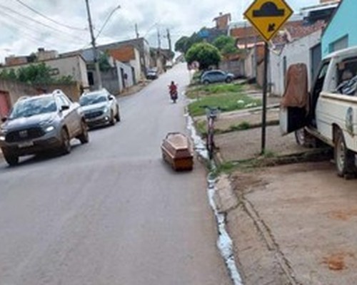 Homem aparece misteriosamente arrastando caixão na rua Joaquim Fubá, em Patos de Minas