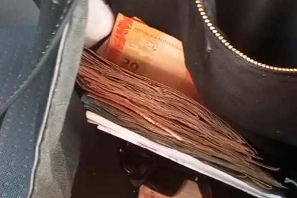 Motorista de aplicativo devolve bolsa com grande quantia em dinheiro esquecida por passageira