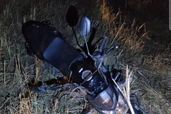 Motociclista de 31 anos tem que ser socorrido após bater em animal de grande porte na MGC 354