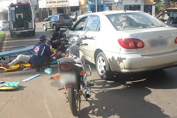 Motociclista se arrasta pelo asfalto e tem fratura grave em acidente na Praça Antônio Dias