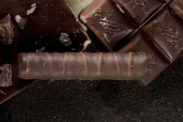 Fábrica é condenada a pagar R$10 mil após consumidora encontrar larva em chocolate em MG